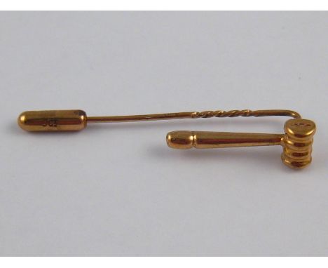 A 9 carat gold stick / tie pin designed as a gavel, approx 4cm long, 2.2 gms.