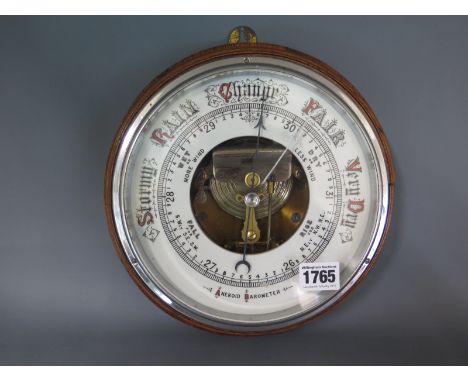 An oak aneroid barometer - Diameter 25cm 