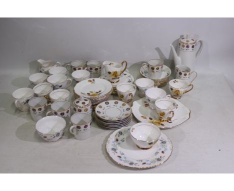 Walbrzych, Colclough, Royal Imperial - 3 x small ceramic tea sets - Lot includes teapots, plates, cups, and similar. 58 x pie