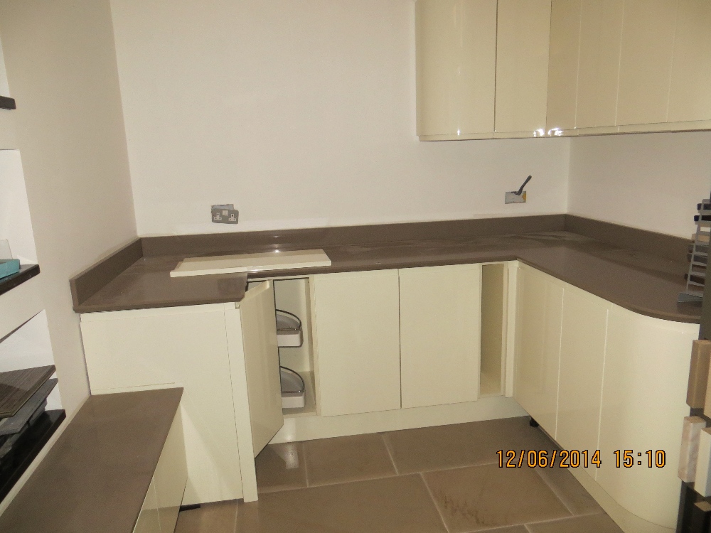 Expensive Ex Display Fitted Kitchen Incorporating Base And Wall Units In Cream High Gloss Finish - Ex Display Kitchen Wall Cupboards Expensive Ex Display Fitted Kitchen Incorporating Base And Wall Units In Cream High Gloss Finish - Ex Display Kitchen Wall Cupboards