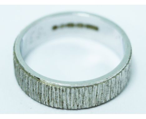 An 18ct white gold ring. Wt. 4.3g Size K
