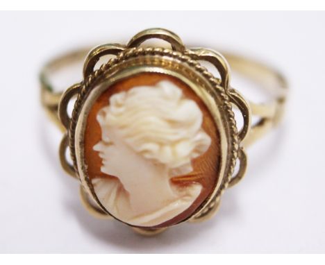 A 9ct gold cameo ring. Gross wt. 3.2g Size Q