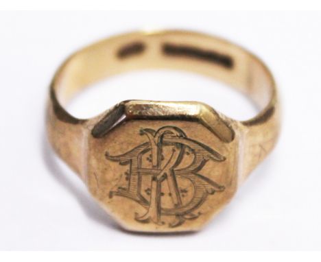 A 9ct gold signet ring. Wt. 7.3g Size V