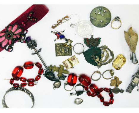 A mixed lot to include gold, silver and vintage jewellery etc.