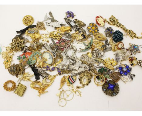 A quantity of vintage costume brooches