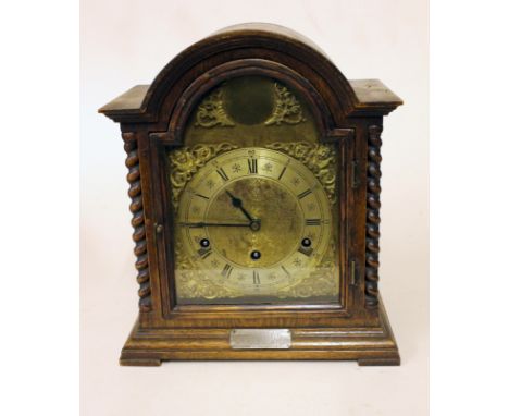 An early 20th Century oak chiming mantel clock with silvered brass dial. H34.5cm
