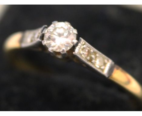 An 18ct gold ring. Gross wt. 2.4g Size Q