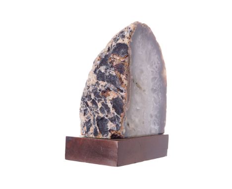 AGATE TABLE LAMP OF BOULDER FORM18 cm. high; 13 cm. wide; 8 cm. deep