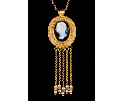 Ca. 1800 AD. A gold discoid pendant with an intricately decorated border of concentric filigree bands enclosing a central sar