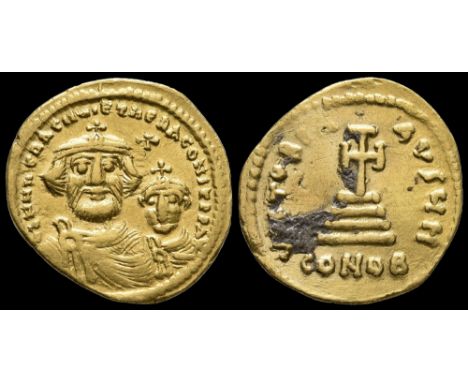 Ca. 613-616 AD. Two busts frontally: to the left large portrait of Heraclius with short beard, wearing chlamys and crown with