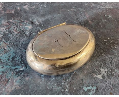 A Victorian oval snuff box, hinged cover, 8.5cm wide, London 1897 