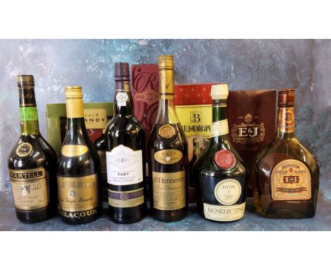 A bottle of Hennessy fine champagne VSOP cagnac; Martell cognac; E&amp;J brandy; Napoleon pure grape brandy VSOP; etc (7) 