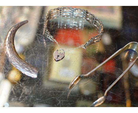 STERLING SILVER GATE BRACELET, PAIR OF SILVER SUGAR TONGS &amp; WHITE METAL CLAW STYLE BROOCH     