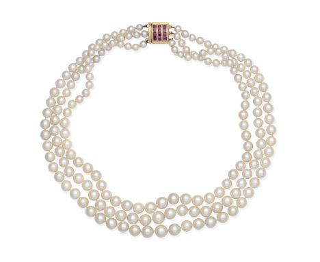 Three-strand cultured pearl necklace with a ruby claspThe three rows of 5.5mm-9.5mm cultured pearls to a clasp of channel-set