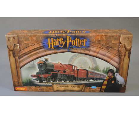 OO Gauge. Hornby R.1025 Harry Potter "Hogwarts Express" train set. Appears complete with TrakMat. VG boxed.