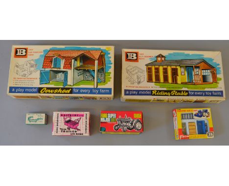 Britains No. 9527 Ford Super Major 5000 Tractor, boxed. Together with 5 other Britains items and accessories, boxed. (6)