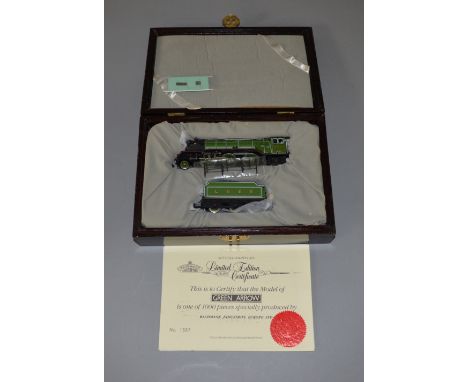 OO Gauge Bachmann. Ltd Edition LNER B1 class "Green Arrow" in fitted wooden case with etched plates & certificate. VG/E
