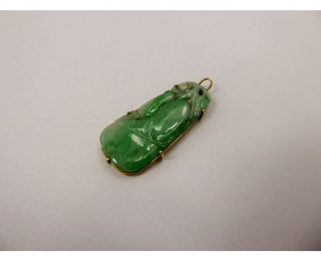 A Chinese 18 ct Yellow Gold White and Bright Green Jade Pendant in the form of fruit, approx 38 x 18 mm, approx total wt. 4.7