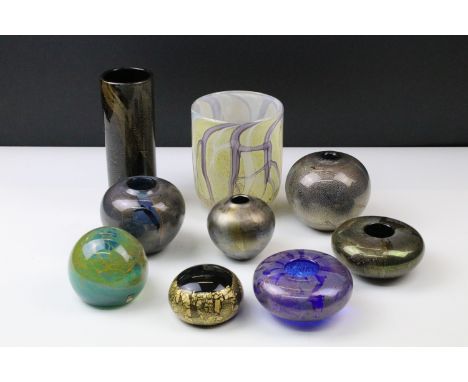 Selection of nine studio glass pieces to include Chris Lucas, Isle of Wight and Mdina examples