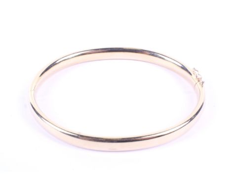 A vintage Italian 18ct gold hollow D-section hinged bangle. Import hallmarks for Edinburgh 1998, 14.1g