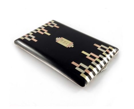 An Art Deco mixed metal and lacquer cigarette case, multicoloured 14 carat gold gate link motifs and central stepped cartouch