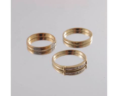 Three gold rings, to include an 18ct gold diamond dress ring, a 22ct gold and platinum band ring, and an 18ct gold plain wedd