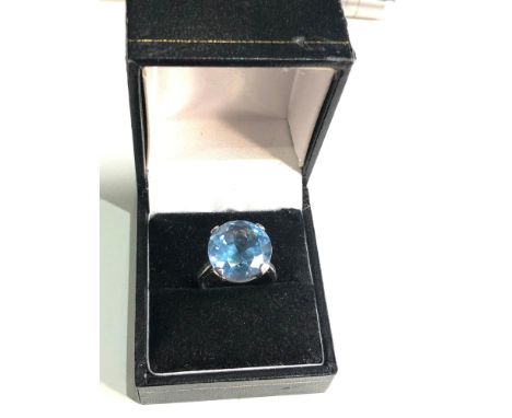 9ct white gold blue synth spinel cocktail ring weight 6g 