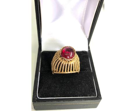 18ct gold synthetic ruby cocktail ring weight 6.8g 