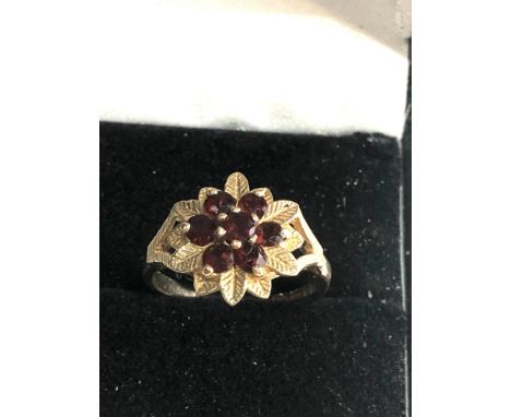 Vintage 9ct gold  textured garnet cluster ring weight 2.9g 