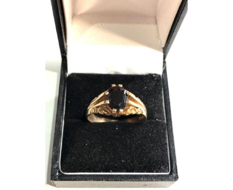 9ct gold  garnet  ring weight 4.1g 