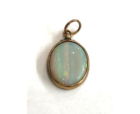 Small 9ct gold opal pendant measures approx 1.8cm drop by 1.2cm wide eight 1.3g 