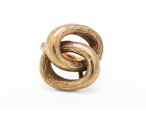A GOLD OVAL LINK RINGWith two textured oval links mounted to the top of the ring, approximately size P, with a rubbed hallmar
