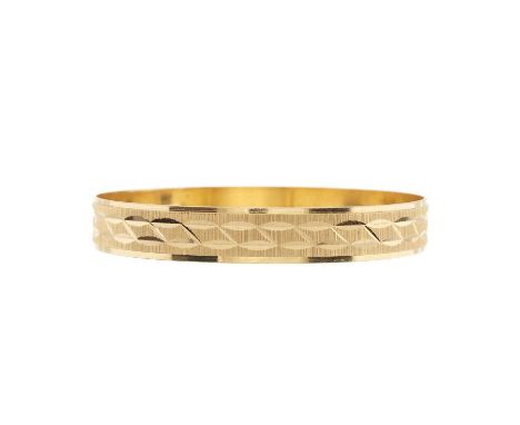 An 18ct gold bangle bracelet, with engraved detail, foreign marks, stamped 750, inner diameter 6.6cm, 19.7gOverall good condi
