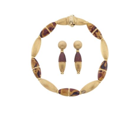 An 18ct gold enamel bracelet, together with a pair of matching drop earrings, both stamped 18KT Italy, length of bracelet 19c