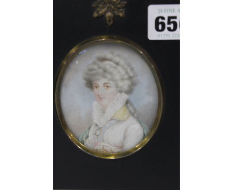 AN OVAL MINIATURE PORTRAIT OF A LADY IN REGENCY STYLE HIGH COLLAR WHITE DRESS.