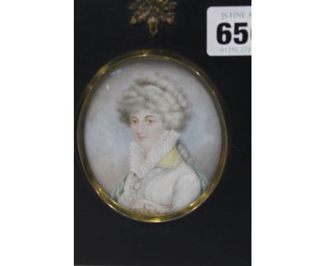 AN OVAL MINIATURE PORTRAIT OF A LADY IN REGENCY STYLE HIGH COLLAR WHITE DRESS.