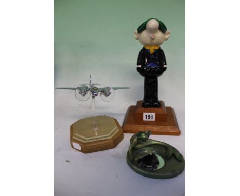 A VINTAGE CAST ALLOY FIGURE OF ANDY CAPP TOGETHER WITH A CHROME AND PERSPEX MODEL OF A FLYING MOSQUITO AIRCRAFT AND AN ART DE