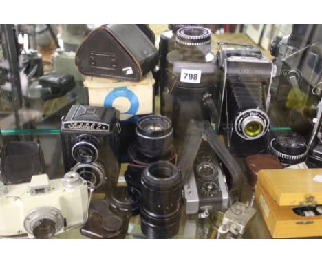 A MAMIYA C33 CAMERA TOGETHER WITH A FURTHER COLLECTION OF VINTAGE PHOTOGRAPHIC EQUIPMENT AND CAMERAS