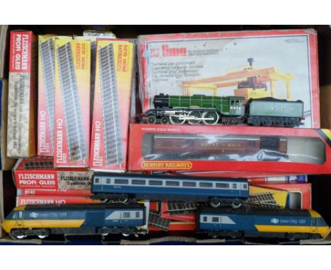 Model Railways, a mixed collection of items inc Wren Die-cast City of London locomotive W2226, 00 gauge in original box, Horn