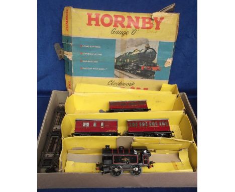 Model Railways, Hornby '0' Gauge tin plate clockwork train no 82011 with 2 carriages and Guards Waggon in original box (box b
