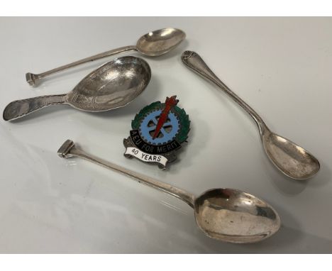 A George III silver caddy spoon, Stephen Adams I, London 1799, pair of tea spoons etc, (4) 
