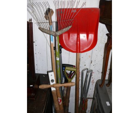 A mixed lot of assorted tools to include snow scoop, forks etc 