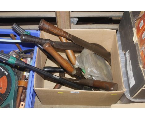 A box containing a small quantity of tools to include garden knives, garden shears, grinding discs etc.