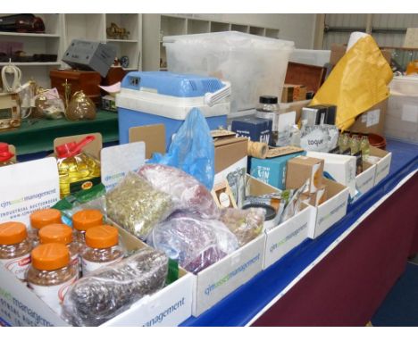 * A quantity of gin-themed goods: including Gin Botanicals, Cornish Gin Fudge, Gin Slogan/Motto Mugs etc. (Est £80 - £100)