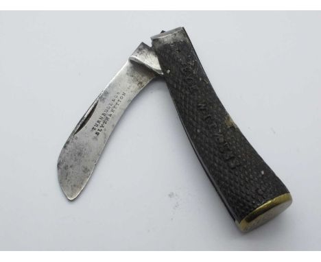 Flat brass bottom pruner, Turnbull and Co Blyth, eye witness embossed in scales, clicks on open/ shut, slight wobble 10cm.