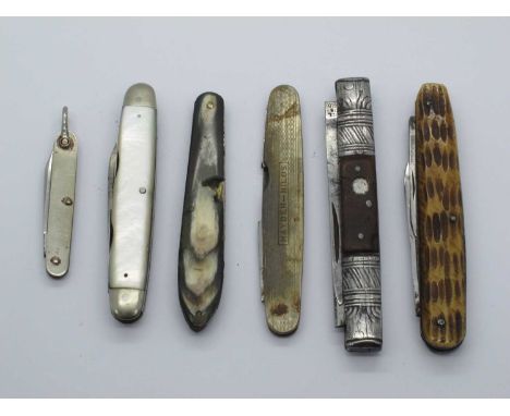 Burroughs and Co, Welcme Sheffield, one blade, horn scales, brass linings, 7.5cm, Sheffield, two blades, jigged scales, 8.5cm