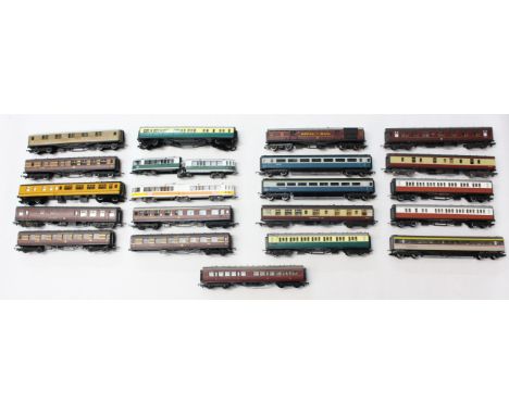 Model Railway: A collection of approximately twenty unboxed OO Gauge coaches to include: Hornby, Bachmann and Lima examples. 