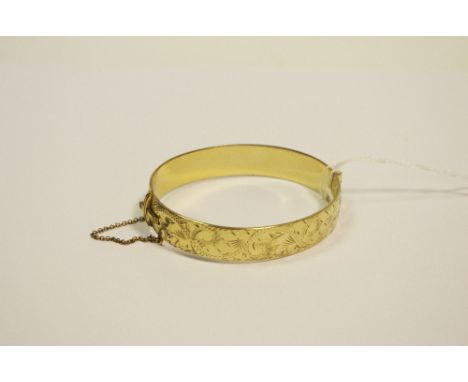 A 9ct gold with metal core hinged bangle