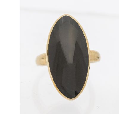 A Whitby jet and 9ct gold ring, comprising a large navette cut jet, length approx 27mm, width approx 13mm, size R, total gros