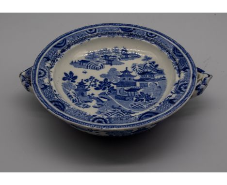 A Caughley blue and white transfer-printed food warmer, c.1800, size 20cm diameter. Condition: nibbles to one handle, few scr